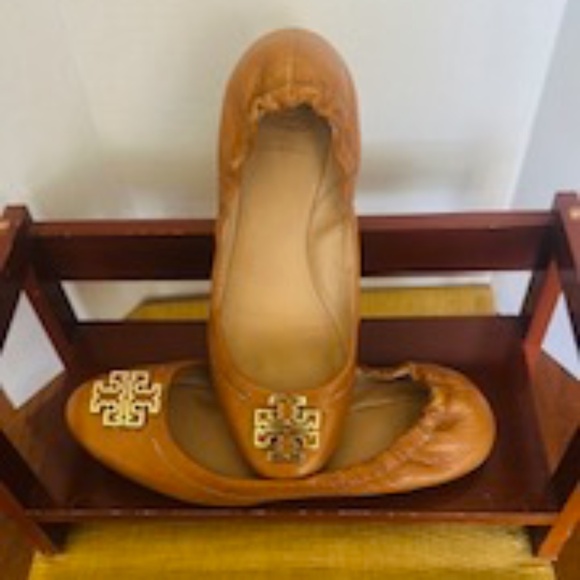 Tory Burch Royal Tan Leather Flats with TB Metallic Gold plated Logo-Pre-Owned - Picture 8 of 16